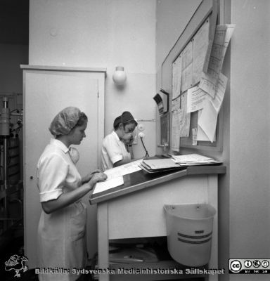 Skrivplats på operationsavdelningen på gamla öronkliniken i Malmö, 1972
Pärm negativ MAS 1972-1977. Från fotograf Björn Henrikssons samling. Omärkt bild. Från negativ
Nyckelord: UMAS;MAS;Malmö_;Allmänna;Sjukhus;Öron;Öronklinik;ENT;ÖNH;Oto-rhino-laryngologi;Operationsavdelning;Skrivexpedition;Skrivplats