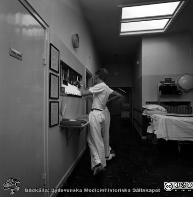 Öronklinikens operationsavdelning i Malmö i september 1972
Pärm negativ MAS 1972-1977. Från fotograf Björn Henrikssons samling. Omärkt bild. Sten Harris vid röntgenbildsskåpet. Från negativ
Nyckelord: UMAS;MAS;Malmö;Allmänna;Sjukhus;Öron;Öronklinik;ENT;ÖNH;Oto-rhino-laryngologi;Operationsavdelning