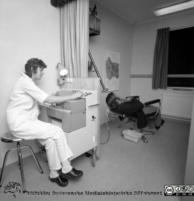  Yrselutredning i vestibularislaboratoriet på öronkliniken vid Malmö Allmänna Sjukhus
Pärm negativ MAS 1972-1977. Från fotograf Björn Henrikssons samling. Omärkt bild. Från negativ
Nyckelord: UMAS;MAS;Malmö;Sjukhus;Öron;Öronklinik;ÖNH;ENT;Yrsel;Utredning