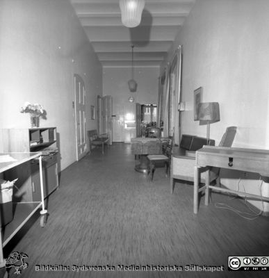 Korridor / dagrum på vårdavdelning I på gamla öronkliniken på Malmö Allmänna Sjukhus 
Pärm negativ MAS 1972-1977. Från fotograf Björn Henrikssons samling. Omärkt bild. Från negativ
Nyckelord: UMAS;MAS;Malmö;Allmänna;Sjukhus;Öron;Öronklinik;ÖNH;ENT;Operationsavdelning;Oto-rhino-laryngologi