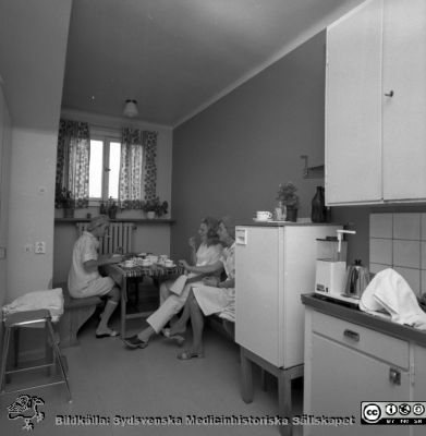 Paus på operationsavdelningen på gamla öronkliniken 
Pärm negativ MAS 1972-1977. Från fotograf Björn Henrikssons samling. Omärkt bild. Troligen kollegan Louise Widemar när hon var i Malmö några månader. Hon blev sedan privatpraktiker i Stockholm.  Eller Madelaine Svinhufvud? Sjuksköterskan Barbro Bengtsson till höger. Från negativ
Nyckelord: UMAS;MAS;Malmö;Sjukhus;Öron;Öronklinik;ÖNH;ENT;Personalrum