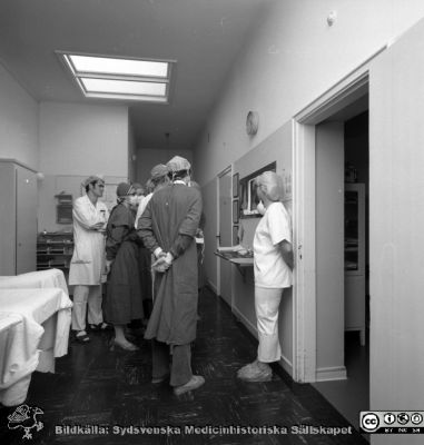 Kandidatundervisning på öronklinikens operationsavdelning vid Malmö Allmänna Sjukhus
Pärm negativ MAS 1972-1977. Från fotograf Björn Henrikssons samling. Omärkt bild, öronkliniken Malmö Allmänna Sjukhus. Öron op., korridor. Kandidater. Från negativ
Nyckelord: UMAS;MAS;Malmö_;Allmänna;Sjukhus;Öron;Öronklinik;ÖNH;Utbildning;Undervisning