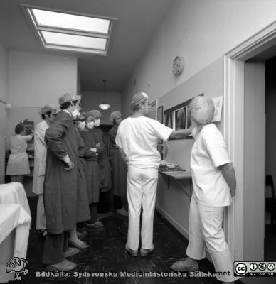 Kandidatundervisning på öronklinikens operationsavdelning vid Malmö Allmänna Sjukhus
Pärm negativ MAS 1972-1977. Från fotograf Björn Henrikssons samling. Omärkt bild, öronkliniken Malmö Allmänna Sjukhus. Öron op., korridor. Ingvar Frenander med kandidater.  Från negativ
Nyckelord: UMAS;MAS;Malmö;Allmänna;Sjukhus;Öron;Öronklinik;ÖNH;Utbildning