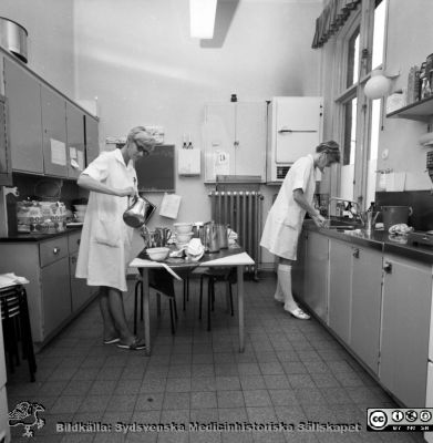 Kök på öronkliniken på Malmö Allmänna Sjukhus
Pärm negativ MAS 1972-1977. Från fotograf Björn Henrikssons samling. Omärkt bild, öronkliniken Malmö Allmänna Sjukhus. Kök, öronklniken. Från negativ.
Nyckelord: UMAS;MAS;Malmö;Allmänna;Sjukhus;Öron;Öronklinik;ÖNH;Kök