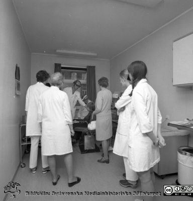 Klinisk konferens på öronkliniken vid Malmö Allmänna Sjukhus
Pärm negativ MAS 1972-1977. Från fotograf Björn Henrikssons samling. Omärkt bild, öronkliniken Malmö Allmänna Sjukhus. Per Broms visar en liten patient för Sven Ingelstedt. Från negativ.
Nyckelord: UMAS;MAS;Malmö;Allmänna;Sjukhus;Öron;Öronklinik;ÖNH;Undervisning