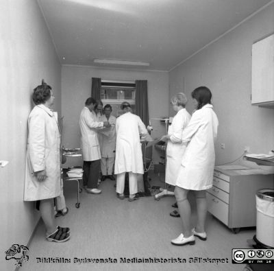 Klinisk konferens på öronkliniken vid Malmö Allmänna Sjukhus
Pärm negativ MAS 1972-1977. Från fotograf Björn Henrikssons samling. Omärkt bild, öronkliniken Malmö Allmänna Sjukhus. Bl. a. Per Broms och Bengt Sahlén visar en patient för Sven Ingelstedt (skymd). Från negativ
Nyckelord: UMAS;MAS;Malmö;Allmänna;Sjukhus;Öron;Öronklinik;ÖNH;Undervisning