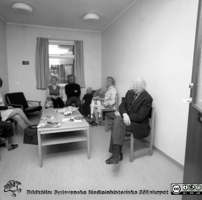 Väntrum i baracken, tillkommen 1969, gamla öronkliniken i Malmö
Pärm negativ MAS 1972-1977. Från fotograf Björn Henrikssons samling. Omärkt bild, öronkliniken Malmö Allmänna Sjukhus. Väntrum i baracken. Från negativ
Nyckelord: UMAS;MAS;Malmö;Allmänna;Sjukhus;Öron;Öronklinik;ÖNH;Oto-rhino-laryngologi