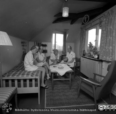 Sköterskornas jourrum på gamla öronkliniken i Malmö
Pärm negativ MAS 1972-1977. Från fotograf Björn Henrikssons samling. Omärkt bild, öronkliniken Malmö Allmänna Sjukhus. Sjuksköterskorna Kristina, NN, Karin och Ingrid. Från negativ
Nyckelord: UMAS;MAS;Malmö;Allmänna;Sjukhus;Öron;Öronklinik;ÖNH;Oto-rhino-laryngologi