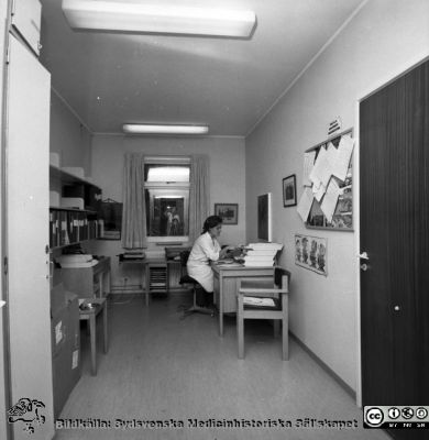 Sekreterare Marie-Louise Andersson på öronkliniken på Malmö Allmänna Sjukhus
Pärm negativ MAS 1972-1977. Från fotograf Björn Henrikssons samling. Omärkt bild, öronkliniken Malmö Allmänna Sjukhus. Sekr Marie-Loise Andersson, i öronklinikens barack. Från negativ.
Nyckelord: UMAS;MAS;Malmö;Allmänna;Sjukhus;Öronklinik;ÖNH;Oto-rhino-laryngologi;Sekreterare