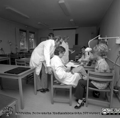 Kandidatundervisning på öronkliniken vid Malmö Allmänna Sjukhus
Pärm negativ MAS 1972-1977. Från fotograf Björn Henrikssons samling. Omärkt bild, öronkliniken Malmö Allmänna Sjukhus. Per Broms (glasögon) på öronklinikens kandidatmottagning. Från negativ
Nyckelord: UMAS;MAS;Malmö;Allmänna;Sjukhus;Öron;Öronklinik;ÖNH;Studenter;Mottagning;Kandidater;Undervisning