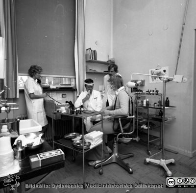 Dr Lars Andréasson i ett undersökningsrum på öronkliniken vid Malmö Allmänna Sjukhus
Pärm negativ MAS 1972-1977. Från fotograf Björn Henrikssons samling. Omärkt bild, öronkliniken Malmö Allmänna Sjukhus. Dr Lars Andréasson i aktion tillsammans med bl. a. undersköterskan Eivor. Från negativ
Nyckelord: UMAS;MAS;Malmö;Allmänna;Sjukhus;Öronklinik;ÖNH;Oto-rhino-laryngologi