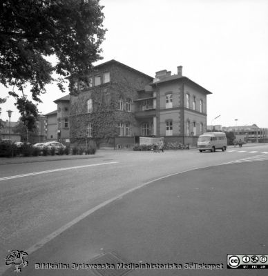 Öronkliniken i Malmö strax innan flytten till Långa Raden
Pärm negativ MAS 1972-1977. Från fotograf Björn Henrikssons samling. Öron klin. Gamla lokaler. Exteriör. Fasader mot norr och väster.  Från negativ
Nyckelord: UMAS;MAS;Malmö;Allmänna;Sjukhus;Öron;Öronklinik;ÖNH;Oto-rhino-laryngologi