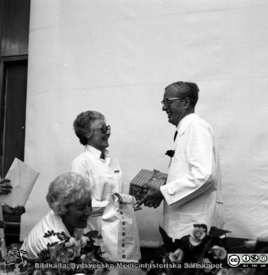 Professor Jan Waldenström avtackas i aulan på Malmö Allmänna Sjukhus 9/6 1972
Pärm negativ MAS 1972-1977. Från fotograf Björn Henrikssons samling. Prof. Waldenström, 9/6-72, avtackas. Från negativ
Nyckelord: UMAS;MAS;Malmö;Allmänna;Sjukhus;Medicin;Aula;Avtackning