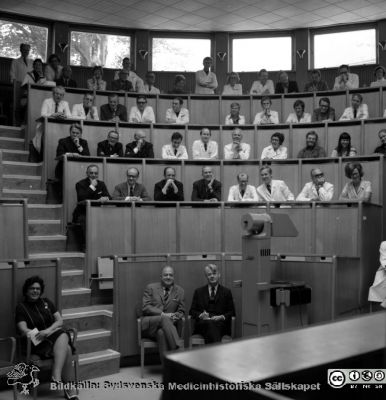 Professor Jan Waldenströms avskedsföreläsning i aulan på Malmö Allmänna Sjukhus 9/6 1972
Pärm negativ MAS 1972-1977. Från fotograf Björn Henrikssons samling. Prof. Waldenström. 9/6-72. På  parkett från vä NN1, Sven-Erik Björkman, Bernt Hökfelt. Andra raden nedifrån, fr vä 5 Stig Berglund, Sten Eriksson. 3. raden nedifrån, nr 3 från vä Carl Gydell, NN Lindström?, Bengt W Johansson, Folke Linell, Görel Östberg,  På tredje raden nedifrån, från vänster; Georg Theander, Lars Andrén och Halvor Möller som nr 1 från höger i raden. Stående läntst till vänster Rolf Bachman, och lite längre åt hö Göran Ekelund. På övre raden nr 5 från höger Sven Genell, 4 Lennart Leandoer och 3 Göran Balldin.  Från negativ.
Nyckelord: UMAS;MAS;Malmö;Allmänna;Sjukhus;Medicin;Aula;Avtackning