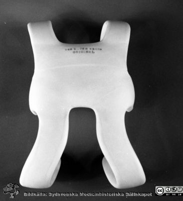 Doc. von Rosens skena för nyfödda med höftluxation, 1976
Pärm negativ MAS 1972-1977. Från fotograf Björn Henrikssons samling. Doc. von Rosens höftskena. 1/4-76. Från negativ
Nyckelord: UMAS;MAS;Malmö_;Allmänna;Sjukhus;Ortopedi;Höft;Höftluxation;Ortos;Skena