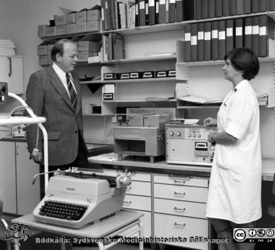 Nils Johan Abdon vid en apparat, kanske en termoluminiscensmätare?
Pärm äldre negativ 1978-1981. Från fotograf Björn Henrikssons samling. Påskrift: "Abdon, Ronden, 1978". Nils Johan Abdon var kardiolog på Malmö Allmänna Sjukhus, blev docent 1986 och senare överläkare i Uddevalla. Troligen en termoluminiscensmätare och foto för sjukhustidningen "Ronden". Från negativ
Nyckelord: UMAS;MAS;Malmö;Allmänna;Sjukhus;Istopavdelning;MTA,Teknik