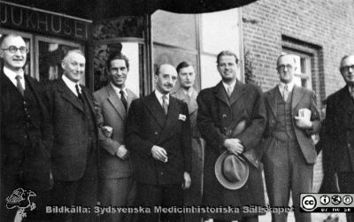 Engelskt besök 1951
Bilder för boken Urologi i Sverige, 1940-1990 av Gustav Giertz. Sid. 27.	Engelskt besök 1951: Hugh Donovan, Birmingham, J. Andersson, Sheffield, Hans Marberger (gästassistent), Arthur Jacobs, Glasgow, Jukka Oravisto (gästassistent), Gustav Giertz, Poole-Wilson, Manchester och Leslie Pyrah, Leeds.	Reprofoto
Nyckelord: Urologi;Kongress;Möte;Konferens