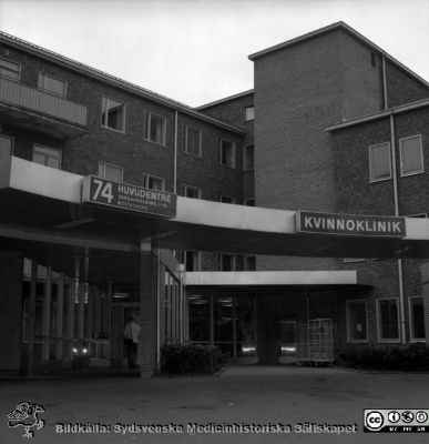 Malmö Allmänna Sjukhus 1981-1983. Kvinnoklinikens huvudentré
Album MAS 1981-1983 i lasarettsfotograf Björn Henrikssons samling. Kvinnoklinik, huvudentre.  Från negativ
Nyckelord: U;UMAS;MAS;Malmö_;Allmänna;Sjukhus;Kvinnoklinik;Gynekologi;BB