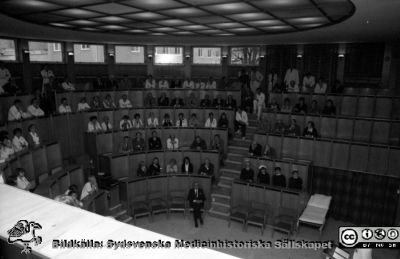 Malmö Allmänna Sjukhus. Dr. Inge Gynning avskedsföreläser i aulan
Album MAS 1981-1983 i lasarettsfotograf Björn Henrikssons samling. Från negativ
Nyckelord: UMAS;MAS;Malmö;Allmänna;Sjukhus;Radiologi;Strålbehandling;Aula