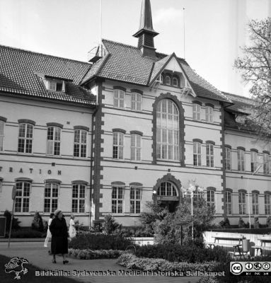 Malmö Allmänna Sjukhus 1983. Administrationsbyggnaden.
Album 1983-1984 i fotograf Björn Henrikssons samling. Påskrift: "Byggnader , MAS, 1983". Visar första huset från 1896, nu administrationsbyggnad. Från negativ
Nyckelord: UMAS;MAS;Malmö_;Allmänna;Sjukhus;Administration