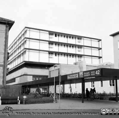 Malmö Allmänna Sjukhus 1983. Kirurgi och urologi.
Album 1983-1984 i fotograf Björn Henrikssons samling. Byggnader, MAS, 1983. MAS, exteriör, 83.10. Kirurgisk klinik, urologisk klinik. Från negativ
Nyckelord: UMAS;MAS;Malmö_;Allmänna;Sjukhus;Kirurgi