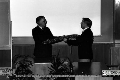 Malmö Allmänna Sjukhus 1983. Lars Andrén avtackas
Album 1983-1984 i fotograf Björn Henrikssons samling. Lars Andréns avskedsföreläsning, dec, 1983. Lars Andrén och Göran Nylander Från negativ
Nyckelord: UMAS;MAS;Malmö_;Allmänna;Sjukhus;Aula;Röntgen;Röntgen;Föreläsning;Avsked;Avtackning;Pensionering