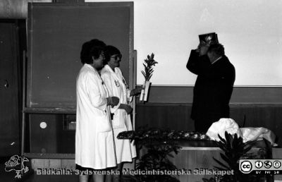 Malmö Allmänna Sjukhus 1983. Lars Andrén avtackas
Album 1983-1984 i fotograf Björn Henrikssons samling. Lars Andréns avskedsföreläsning, dec, 1983.  Från negativ
Nyckelord: UMAS;MAS;Malmö_;Allmänna;Sjukhus;Aula;Röntgen;Röntgen;Föreläsning;Avsked;Avtackning;Pensionering