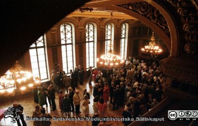 Malmö Allmänna Sjukhus. Svensk kirurgisk förenings första kongress, Malmö, 16-18 Maj, 1984. 
Album 1984A i fotograf Björn Henrikssons samling. Föreningen anordnade dessförinnan "Kirurgmöten". Bankett på Malmö Rådhus.  Från negativ
Nyckelord: Kirurgi;Kongress;Malmö_;Rådhus;Bankett;Galamiddag