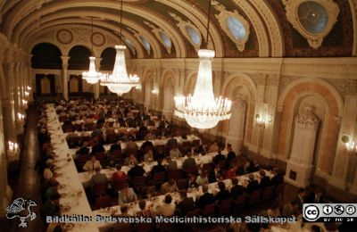 Malmö Allmänna Sjukhus. Svensk kirurgisk förenings första kongress, Malmö, 16-18 Maj, 1984. 
Album 1984A i fotograf Björn Henrikssons samling. Svensk kirurgisk förenings första kongress, Malmö, 16-18 Maj, 1984. Föreningen anordnade dessförinnan "Kirurgmöten". Galamiddag i festsalen på Malmö Rådhus Från negativ

Nyckelord: Kirurgi; Kongress; Malmö_; Rådhus; Galamiddag; Bankett