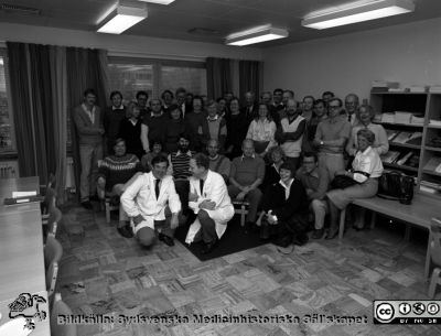 Malmö Allmänna Sjukhus 1985. Personal på kvinnokliniken. 
Album 1985A i fotograf Björn Henrikssons samling. Nov 85.  Påskrift: "KK, personal". Fr vä Percy Liedholm, Gerhard Gennser i vita rockar. Snett bakom i jämnt färgad tröja Claes Felding. Bakom i knytblus Eva Lingman. Snett bakom henne Yngve Einerth, mkt tunnhårig. Längst till höger sittande Barbro Wåhlin. Stående bakom henne: Monica Cronqvist. Från negativ
Nyckelord: UMAS;MAS;Malmö_;Allmänna;Sjukhus;KK;Kvinnokliniken;Gynekologi;Personal