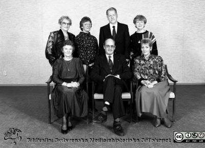 Malmö Allmänna Sjukhus 1987. Avtackning vid pensionering eller efter lång och trogen tjänst. 
Album MAS 1987A i fotograf Björn Henrikssons samling. Foto: Rune (fotograf). Sittande: Sjukvårdsdirektör John-Fredrik ("Jonte") Dymling. Stående: Anders Westerberg. Till höger, stående: Gunborg Ljungström. Till höger, sittande: Ann-Charlott Ohlsson. Övriga damer är inte identifierade. Från negativ
Nyckelord: UMAS;MAS;Malmö_;Allmänna;Sjukhus;Administration;Personal;Chefläkare;Chefsläkare