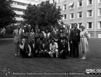 Malmö Allmänna Sjukhus 1987. Internationell kurs för otologer
Album MAS 1987A i fotograf Björn Henrikssons samling. Omärkt bild. Internationell kurs för otologer. Åke Reimer i bakgrunde t.v. Nils Gunnar Toremalm stående nr 3 från höger. Inga Pereira Bastos i randig klänning strax t.h. om mitten. Från negativ
Nyckelord: UMAS;MAS;Malmö;Allmänna;Sjukhus;Öron;ÖNH;Kurs;ENT;Oto-Rhine-Laryngologi