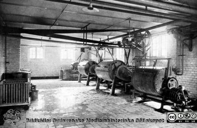 Malmö Allmänna Sjukhus i början på 1900-talet. Tvättmaskiner.
Album 1988B i lasarettsfotograf Björn Henrikssons samling. Reprofoto (juni 1988) av bilder från gamla MAS. Tvätten, 1900-talets första halva. Från 35 mm repronegativ
Nyckelord: UMAS;MAS;Malmö;Allmänna;Sjukhus;Tvätten