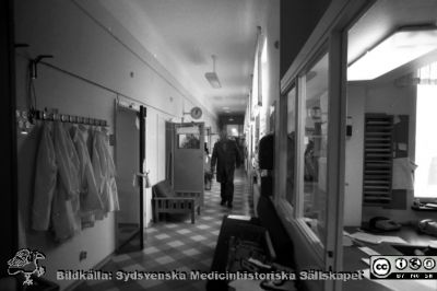 Malmö Allmänna Sjukhus 1988. Korridor på gamla barnkliniken
Album 1988B i fotograf Björn Henrikssons samling. Gamla barnkliniken. Februari 1988. Från negativ
Nyckelord: UMAS;MAS;Malmö_;Allmänna;Sjukhus;Barnkliniken;Gamla;Korridor