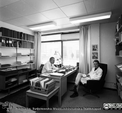 Malmö Allmänna Sjukhus 1970. Kärlkirurgen, doc. Knut Haeger i sitt tjänsterum
Album MAS 1967-1972 i fotograf Björn Henrikssons samling. Kärlkirurgen, doc Knut Haeger, interiör, 16/5-70. Från negativ. Översta fotot på väggen föreställer Helge B. Wulff.
Nyckelord: UMAS;MAS;Malmö;Sjukhus;Allmänna;Kirurgi;Kärlkirugi