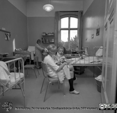 Malmö Allmänna Sjukhus 1972. Öronkliniken. Barnavdelningen på andra våningen. 
Album 1967-1972 i fotograf Björn Henrikssons samling. Öron klin. Gamla lokaler, 7209. Barnavd., andra våningen. Från negativ.
Nyckelord: UMAS;MAS;Malmö_;Allmänna;Sjukhus;Öron;ÖNH;Oto-rhino-laryngologi