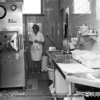 Malmö Allmänna Sjukhus 1972. Öronkliniken. Operationsavdelningen
Album 1967-1972 i fotograf Björn Henrikssons samling. Öron klin. Gamla lokaler, 7209. Op-avd. Undersköterskan Mary. Från negativ.
Nyckelord: UMAS;MAS;Malmö;Allmänna;Sjukhus;Öron;ÖNH;Oto-rhino-laryngologi