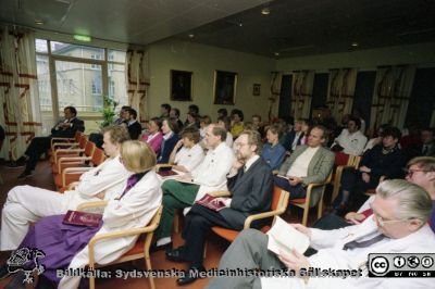 Malmö Allmänna Sjukhus 1989. Disputation på kvinnokliniken
Album MAS 1989 C  i fotograf Björn Henrikssons samling. KK, disputation, Saemundur Gudmundsson. 890407. Fredrik Ploman som nr 2 på första bänkraden. Lars Grennert hiterst på andra bänkraden, sedan Sten Jeppsson och därefter Lil Valentin på den raden. På tredje bänkraden Olle Löfgren närmast kameran, sedan Annika Bernow. Stellan Osser i vit rock längst bak i salen. Lars Henriksson i bildens högerkant, skym av Lars Svanberg i bildens nedre högra hörn. Från negativ.
Nyckelord: UMAS;MAS;Malmö_;Allmänna;Sjukhus;KK;Kvinnoklinik;Gynekologi;Ultraljud