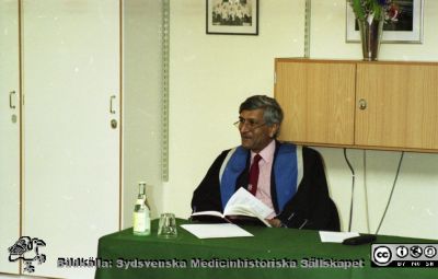 Malmö Allmänna Sjukhus 1989. Opponenten, Mr. Narren Patel, vid en disputation på kvinnokliniken
Album MAS 1989 C  i fotograf Björn Henrikssons samling. KK, disputation, Saemundur Gudmundsson. 890407. Opponenten, Narren Patel från Dundee. Från negativ.
Nyckelord: UMAS;MAS;Malmö_;Allmänna;Sjukhus;KK;Kvinnoklinik;Gynekologi;Ultraljud