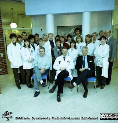 Malmö Allmänna Sjukhus 1995. Triangelrevision, endokrin. klin MAS-Sahlgrenska-KS
Album MAS 1995 III (1-58) i fotograf Björn Henrikssons samling. 95-3-48. Foto i foajén på Wallenberglab vid s.k. triangelrevision endokrin. klin. MAS - Sahlgrenska - KS. Personal från Sahlgrenska på revision i Malmö. Bengt Hallengren i vit rock i mitten. På hans vänstra sida (kostym, glasögon) doc Göran Blohmé, diabetolog Sahlgrenska. På hans högra sida (mustasch) personalsekr MAS Leif Lindberg. Längst bak vid pelaren docent, öl Thord Rosén, endokrinolog Sahlgrenska. Längst till höger öl Göran Ekberg, mångårig chef på diabetesmott. MAS. 3:e raden längst till vänster doc, öl Per Manhem, verksamhetschef på endokrin. klin MAS. I andra raden nr 2 från vänster i grön skjorta Elsie Norrman, ssk, senare verksamhetschef (2004-2006) på endokrin. klin, MAS. 1:a raden stående längst till vä S. Linnea, ssk MAS, 2:a raden längst till vä S Karin ssk MAS. Övriga är ssk, usk, sekr, kuratorer från MAS o Sahlgrenska. Från negativ
Nyckelord: UMAS;MAS;Malmö_;Allmänna;Sjukhus;Endokrinologi;Diabetes;Revision;Kvalitetssäkring