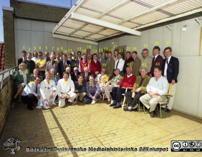 Malmö Allmänna Sjukhus 1995. Alumnimöte med ortopeder.
Album MAS 1995 III (1-58) i fotograf Björn Henrikssons samling. 95-3-28. Foto: Rune Ohlsson. Alumnimöte) med dåtida och tidigare verksamma läkare vid ortopediska kliniken MAS 1994 eller 1995 fotograferade på balkongen utanför föreläsningssalen plan 4 ortopedhuset MAS sjukhusområde. 
1 Mats Vilhelmsson Ljungby 2 Ingemar Önsten Malmö 3 Thomas Lövqvist Malmö  4 Urban Hedlund Karlstad 5 Göran Benoni Malmö 6 Stig Willner Malmö 7 Bo Lundberg Gävle 8 Urban Bengnér Helsingborg 9 Karl Obrant Malmö 10 Acke Ohlin Malmö 11 Fredrik Montgomery privat Lund 12 Bjarne Lindén Eksjö 13 Hans Fredin privat Malmö 14 Lars Linder Gävle-Stockholm 15 Svavar Haraldsson Reykavik 16 oidentifierad 17 Mats Åström Malmö 18 Bengt Balkfors Malmö 19 Lennart Sanzén Malmö 20 Lennart Landin Helsingborg-Malmö 21 Brynjolfur Jonsson Island-Malmö 22 Rolf Sandberg Karlstad 23 Nils Westlin Malmö 24 Krister Wulff Ystad 25 Håkan Lindberg Malmö 26 Per-Olof Josefsson Malmö 27 Per Gärdsell Konsult 28 Kristina Åkesson Malmö 29 Bo Nilsson Malmö 30 Henrik Düppe Malmö 31 Peter Thuresson Nyköping 32 Lars Unander-Scharin Malmö 33 Magnus Karlsson Malmö 34 Anders Hulth Malmö 35 Bo Wendeberg Malmö 36 Leif Anderberg Neurokir Lund 37 Per Edwards Malmö 38 Ralph Hasserius Malmö 39 Birgitta Edwards privat Malmö 40 Margaretha Nilsson Malmö 41 Sven-Gunnar Klarin privat Malmö 42 Ove Carlsson Trelleborg 43 Fleming Lund Rigshospitalet Kphmn. Från negativ
Nyckelord: UMAS;MAS;Malmö_;Allmänna;Sjukhus;Kirurgi;Ortopedi