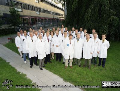 Malmö Allmänna Sjukhus 1996. Läkarna på kirurgiska kliniken, inför sjukhusets 100-årsjubileum
Album MAS 1996 II i fotograf Björn Henrikssons samling. 96-06-01. 96-10947. Foto av kirurger utanför sin klinik med anledning av att MAS firade 100 år. Foto: Rune Ohlsson. Numrerad och namnsatt version: fil SMHS9219_000:02. Från negativ
Nyckelord: UMAS;MAS;Malmö_;Allmänna;Sjukhus;Kirurgi;Läkare