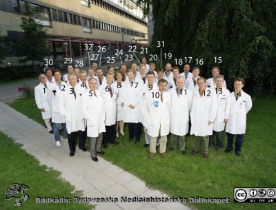 Malmö Allmänna Sjukhus 1996. Läkarna på kirurgiska kliniken, inför sjukhusets 100-årsjubileum
Album MAS 1996 II i fotograf Björn Henrikssons samling. 96-06-01. 96-10947. Foto av kirurger utanför sin klinik med anledning av att MAS firade 100 år. Foto: Rune Ohlsson. Onumrerad version av denna bild: SMHS9219_000_01. 
1: Håkan Weiber. 2: Ingvar Syk. 3: Sven Genell. 4: Tomas Lindhagen. 5: Göran Ekelund. 6: Bo Risberg. 7: Bengt Jeppsson. 8: Agneta Montgomery. 9: Erney Matsson. 10: Måns Bohe. 11: Göran Balldin. 12: Nils Persson. 13: Åke Lasson. 14: Peter Mangell. 15: Henrik Ekberg. 16: Max Nyström. 17: Libysk läkare Bosrewill. 18: Ulf Pettersson. 19: Jens Peter Garne. 20: Anders Borgström. 21: Thomas Mätzsch. 22: Henrik Åkesson. 23: Magnus Bergenfelt. 24: Toste Länne. 25: Jan Brunkwall. 26: Mats Hedberg. 27: Magnus Delshammar. 28: Anders Lundell. 29: Björn Leifson (från Island). 30: Hans Bohe. 31: Stefan Appelros. 32: Hasse Jiborn. Från negativ
Nyckelord: UMAS;MAS;Malmö_;Allmänna;Sjukhus;Kirurgi;Läkare