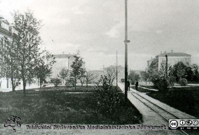 Västra sjukhuset (Asylen) på St Lars i Lund före 1912, med smalspårig järnväg
Reprofoto från ett vykort stämplat 1912. Bildkälla: Janis Priedits.
Nyckelord: St Lars;Lund;Järnväg;Exteriört