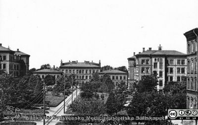 Västra sjukhuset (Asylen) på St Lars i Lund före 1918, med smalspårig järnväg
Denna bild är en av de bästa bilderna i Janis Priedits samling och han anger att han tyvärr inte vet källan. Föreningen Tågposten hade en liten utställning om järnvägar i Lund ca 1985 och där var denna bild med. Samma bild har Janis Priedits som repro från ett vykort stämplat 1918. Detta vykort lånade han av den numera bortgångne Folke Askman. Spårvägen anlades 1890. Bildkälla: Janis Priedits
Nyckelord: St Lars;Lund;Järnväg;Exteriört;Asylen