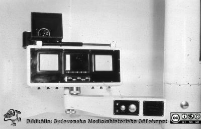 Katodstråleskärmarna på Bertil Sundéns ultraljudsapparat från 1961
Apparaten användes för undersökning av bukens organ, särskilt gynekologiska sådana. Bildkälla Bertil Sundén. Bilden finns publicerad i hans avhandling 1964. Apparaten var byggd i England, och Bertil Sundén började 1961 använda den. Den byggdes efter hans önskemål sedan han varit på studiebesök i England, och blev den enda i sitt slag. Firman fortsatte bygga ultraljudsapprater för industriellt bruk, inte medicinskt.
Nyckelord: Lund;Universitet;Universitetsklinik;Gynekologi;Obstetrik;KK;Kvinnoklinik;Ultraljud