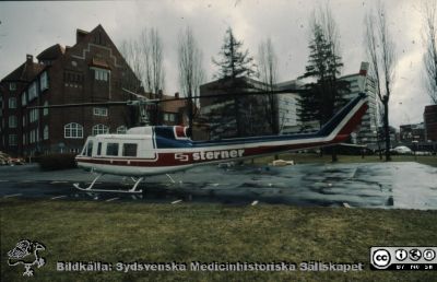  Helikopter på dåvarande helikopterplattan vid USiL
Ur låda med blandade diabilder från sjukhusfotograferna i Lund, 1970-, 1980- och 1990-talen. Omärkt bild. Foto Ingemar Nilsson
Nyckelord: Lund;Lasarett;Universitet;Universitetssjukhus;Räddningsstjänst;Flygtransport;Helikopter