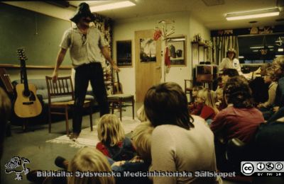 Skådespelarna Per & Ola uppträder 1982 på Lasarettet i Lund, framför allt för barn
Ur låda med blandade diabilder från sjukhusfotograferna i Lund. 1982. Foto Ingemar Nilsson.
Nyckelord: Lund;Lasarett;Universitet;Universitetssjukhus;Barn;Föreställning;Skådespel