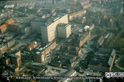 Flygfoto av Lasarettet i Lund från sydväst, 1987
Ur låda med blandade diabilder från sjukhusfotograferna i Lund, 1970-, 1980- och 1990-talen. Flygfoto av Lasarettet i Lund från sydväst, 1987. Ställningar för julbelysning ("julgranarna") syns på centralblockets tak.
Nyckelord: Lasarettet;Lund;Universitetssjukhuset;USiL;Flygfoto;Centralblocket