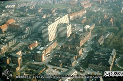 Flygfoto av Lasarettet i Lund från sydväst 1987
Flygfoto av Lasarettet i Lund från sydväst, 1987. Ställningarna för julbelysningen ("julgranarna") syns på centralblockets tak.
Nyckelord: Lasarettet;Lund;Universitetssjukhuset;USiL;Flygfoto;Centralblocket